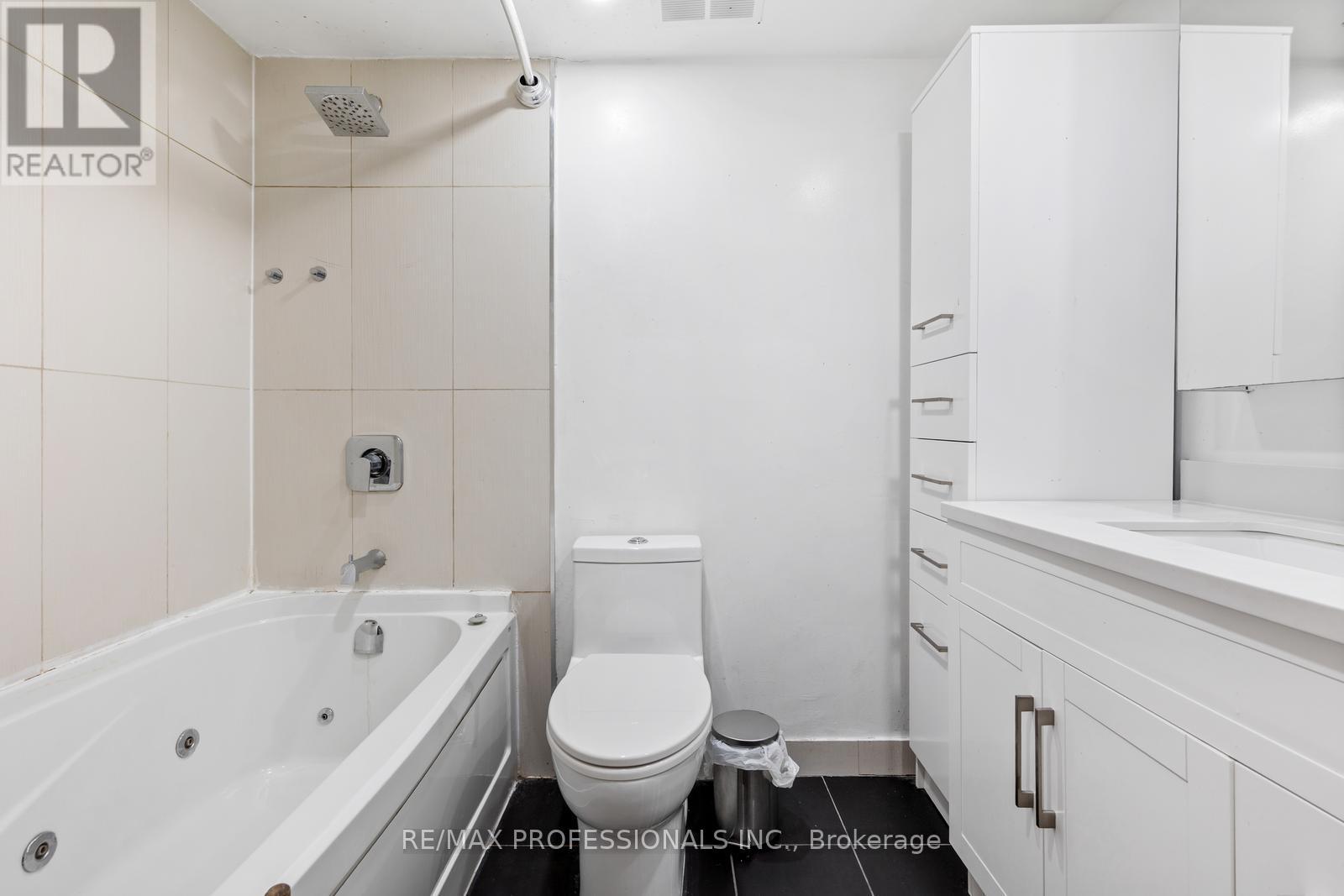 1210 - 234 Albion Road, Toronto (Elms-Old Rexdale), Ontario  M9W 6A5 - Photo 14 - W12643894