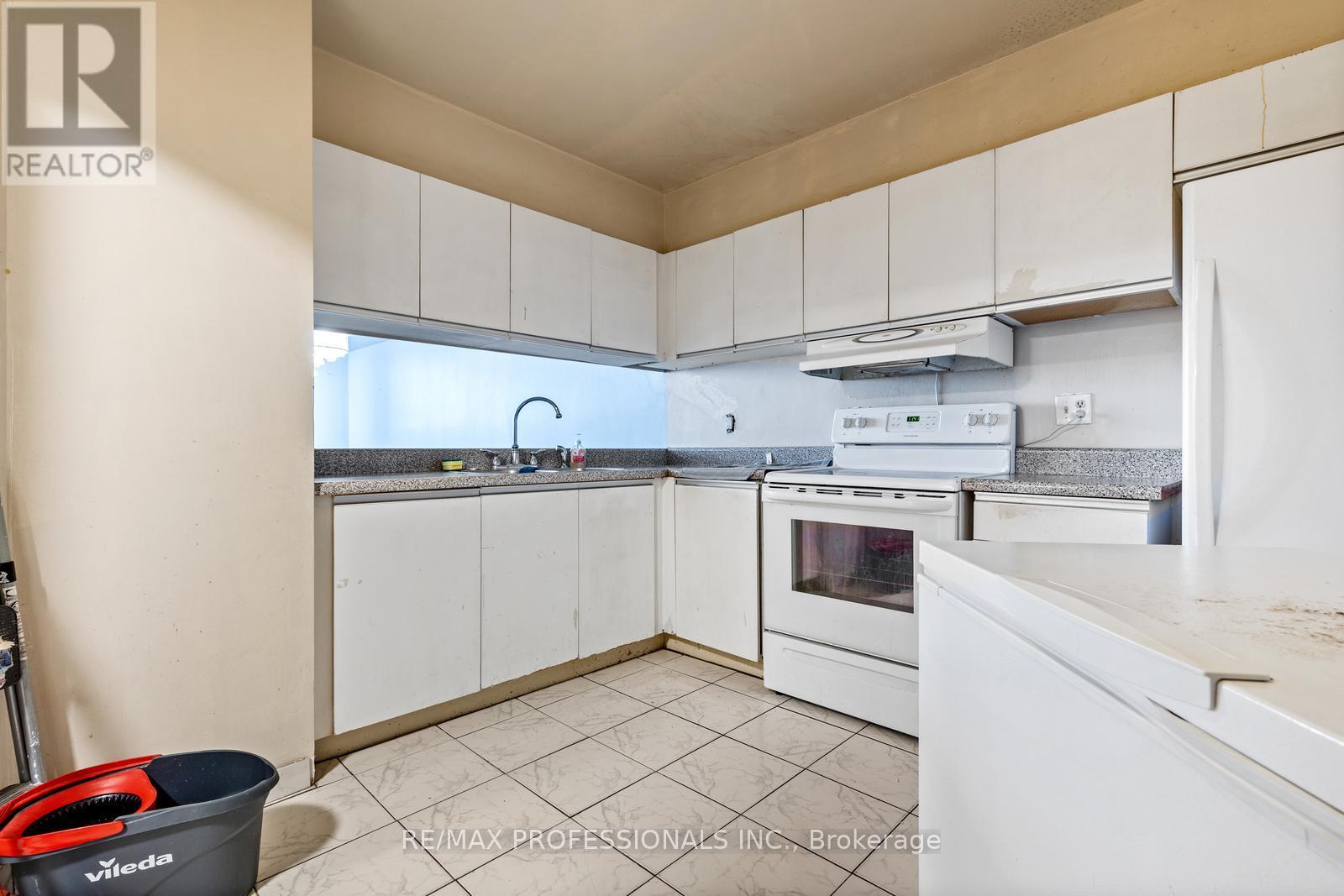 1210 - 234 Albion Road, Toronto (Elms-Old Rexdale), Ontario  M9W 6A5 - Photo 10 - W12643894