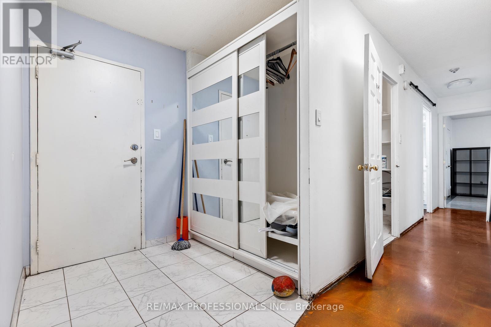 1210 - 234 Albion Road, Toronto (Elms-Old Rexdale), Ontario  M9W 6A5 - Photo 2 - W12643894