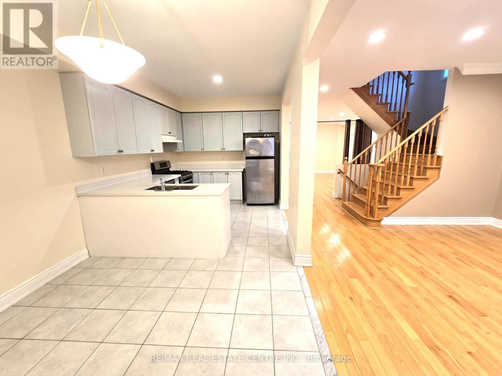 25 Commodore Drive, Brampton, Ontario  L6X 0S5 - Photo 10 - W12558362