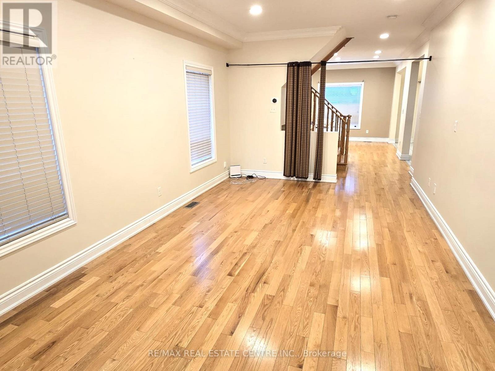 25 Commodore Drive, Brampton, Ontario  L6X 0S5 - Photo 4 - W12558362