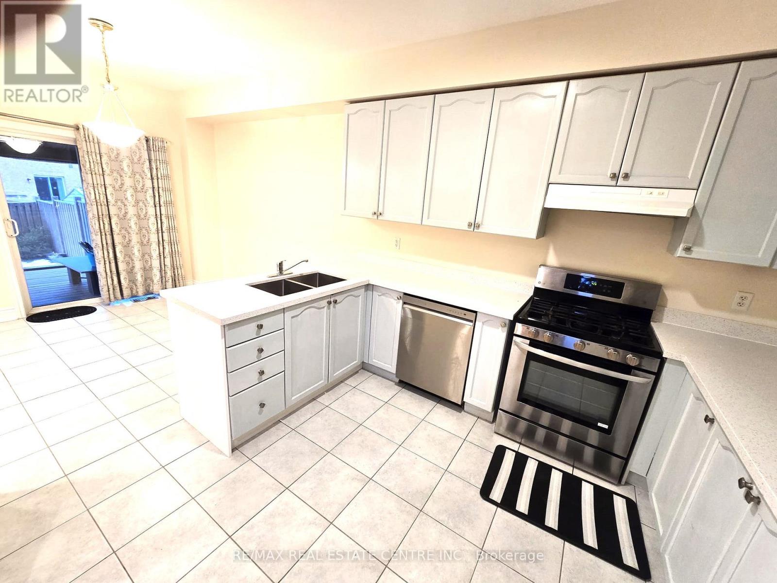 25 Commodore Drive, Brampton, Ontario  L6X 0S5 - Photo 8 - W12558362