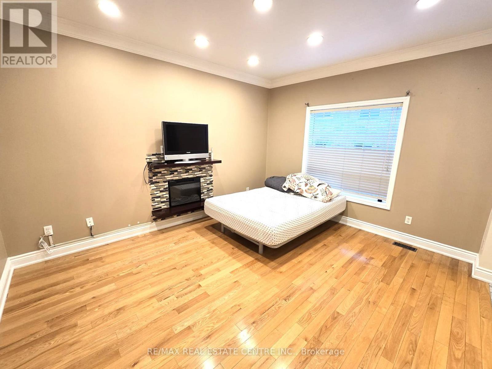 25 Commodore Drive, Brampton, Ontario  L6X 0S5 - Photo 6 - W12558362