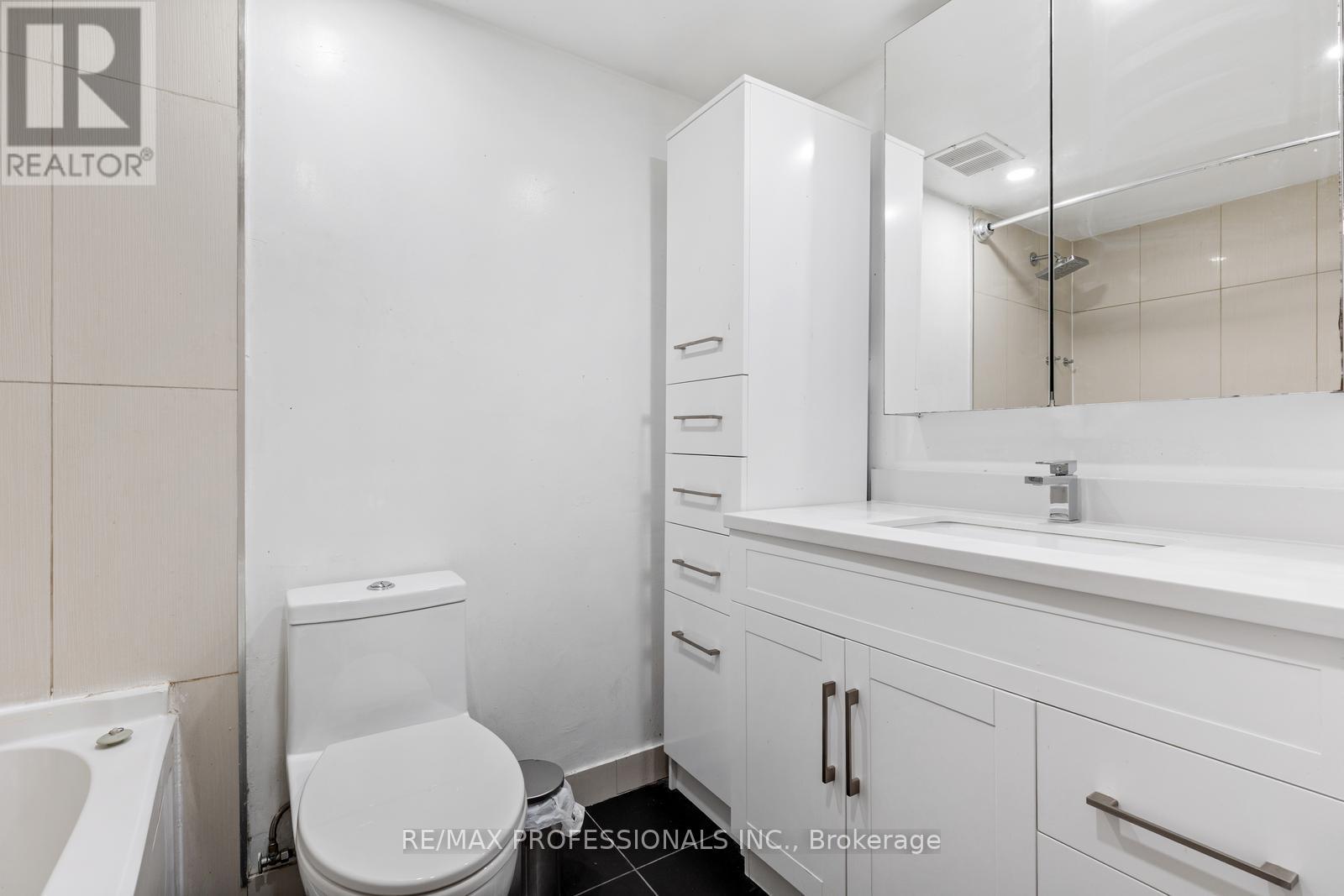 1210 - 234 Albion Road, Toronto (Elms-Old Rexdale), Ontario  M9W 6A5 - Photo 15 - W12643894