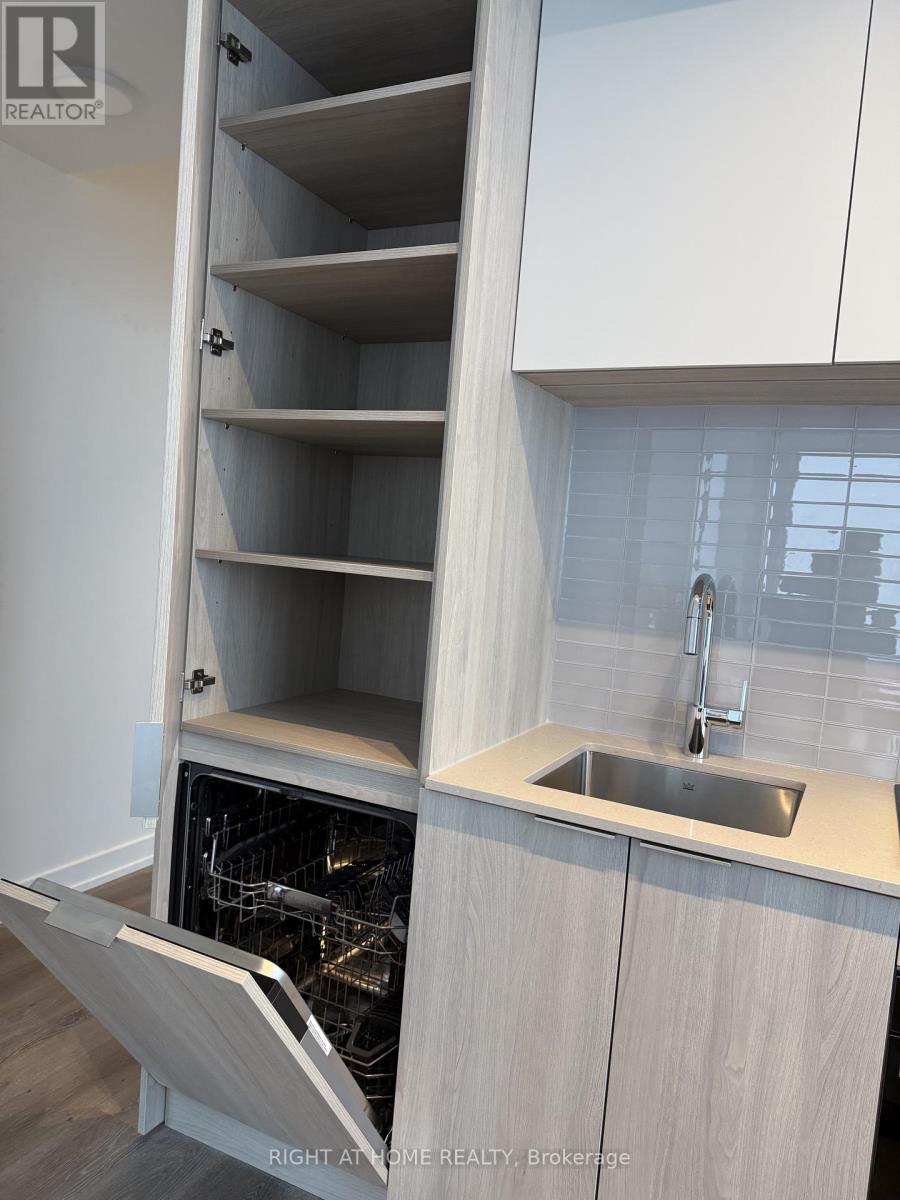 4008 - 395 Square One Drive, Mississauga, Ontario  L5B 0G6 - Photo 9 - W12649256