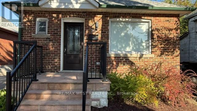 25 Sixteenth Street, Toronto (New Toronto), Ontario  M8V 3J7 - Photo 2 - W12649266