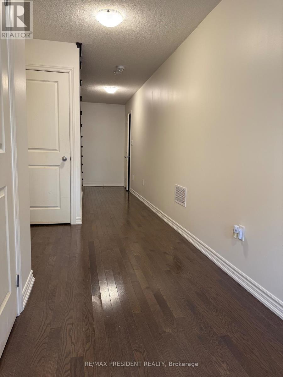 27 Arrowview Drive, Brampton, Ontario  L7A 5H6 - Photo 4 - W12649268