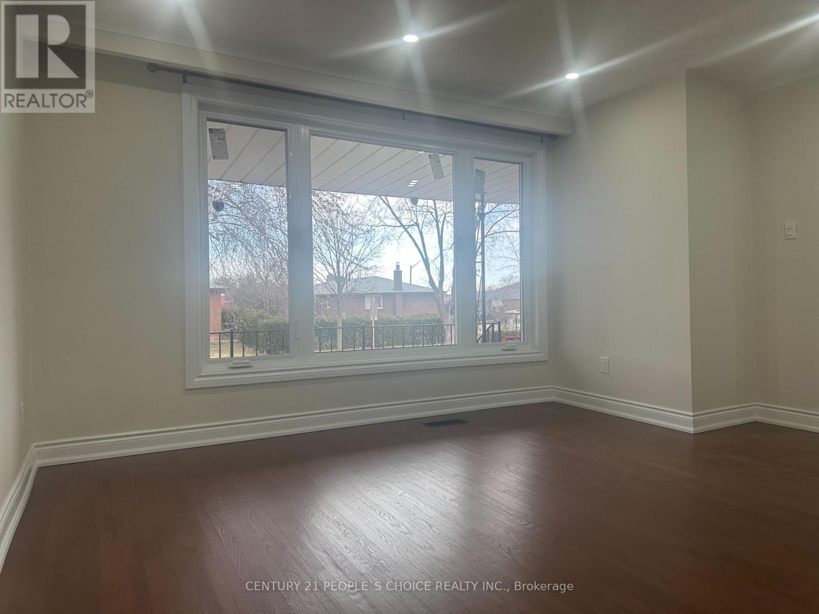 7490 Middleshire Drive, Mississauga (Malton), Ontario  L4T 3S2 - Photo 10 - W12649272