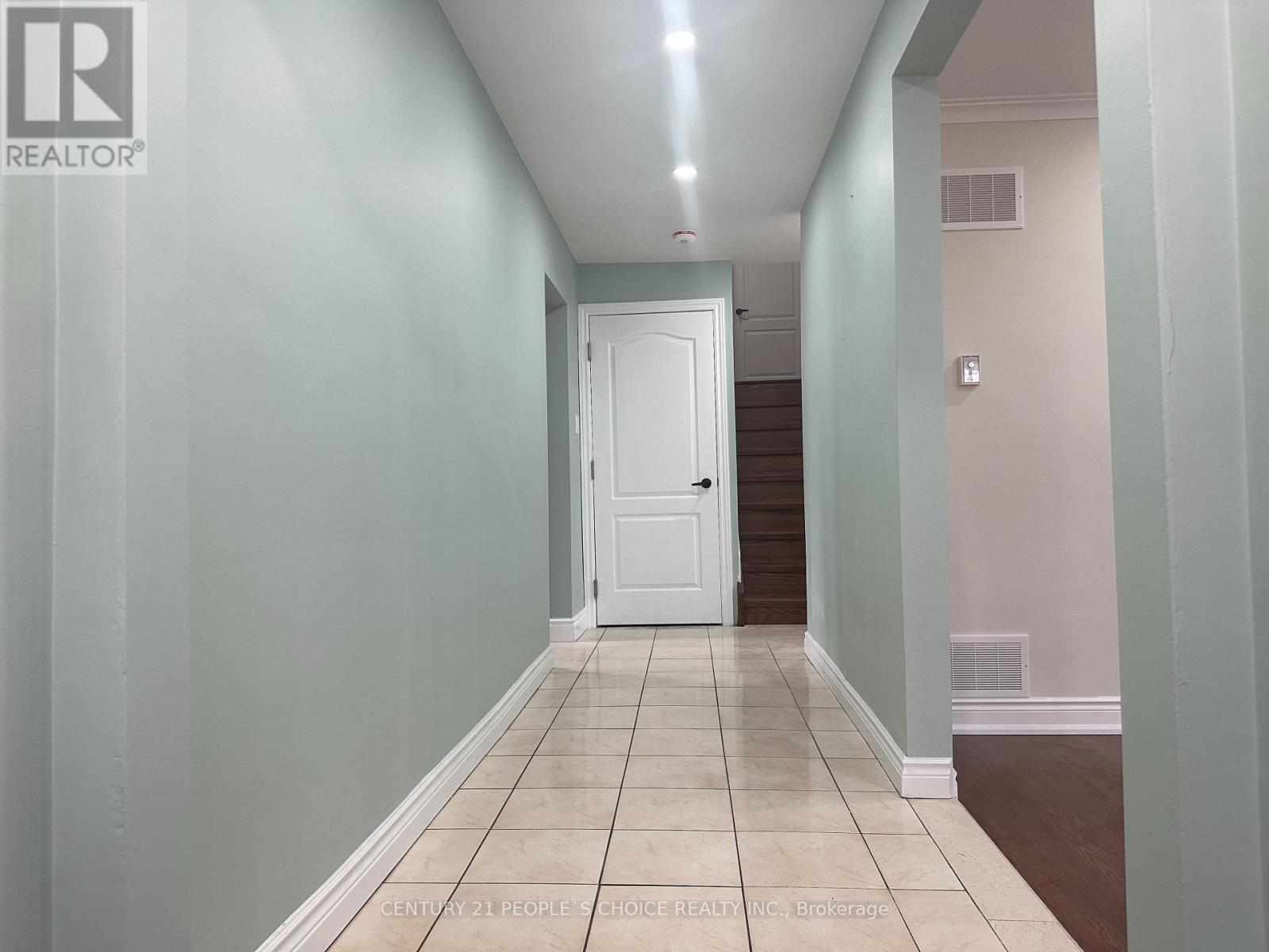 7490 Middleshire Drive, Mississauga (Malton), Ontario  L4T 3S2 - Photo 11 - W12649272