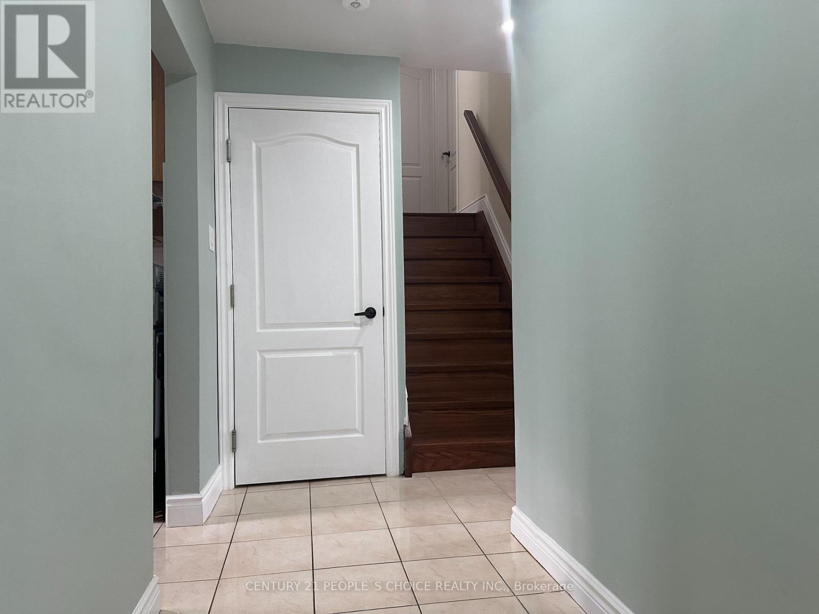 7490 Middleshire Drive, Mississauga (Malton), Ontario  L4T 3S2 - Photo 12 - W12649272