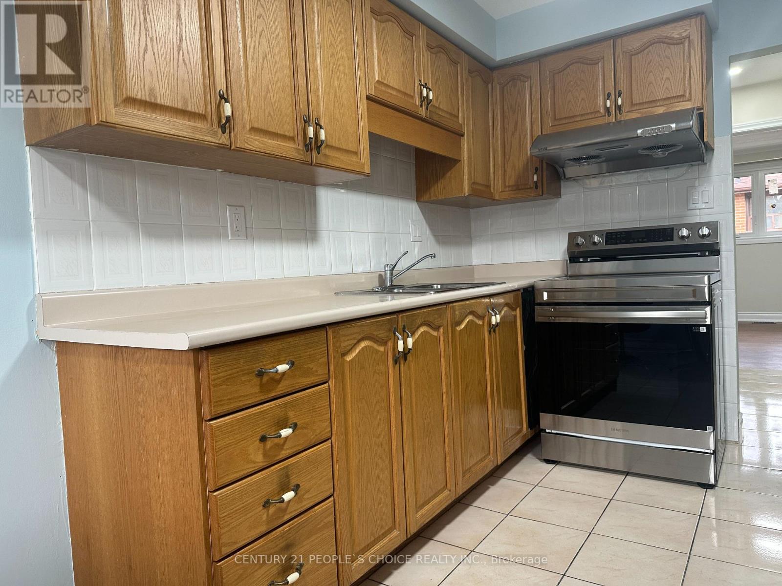 7490 Middleshire Drive, Mississauga (Malton), Ontario  L4T 3S2 - Photo 15 - W12649272