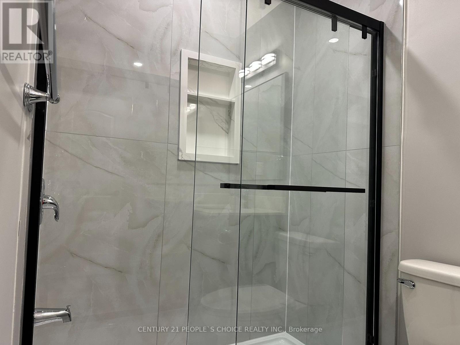 7490 Middleshire Drive, Mississauga (Malton), Ontario  L4T 3S2 - Photo 32 - W12649272