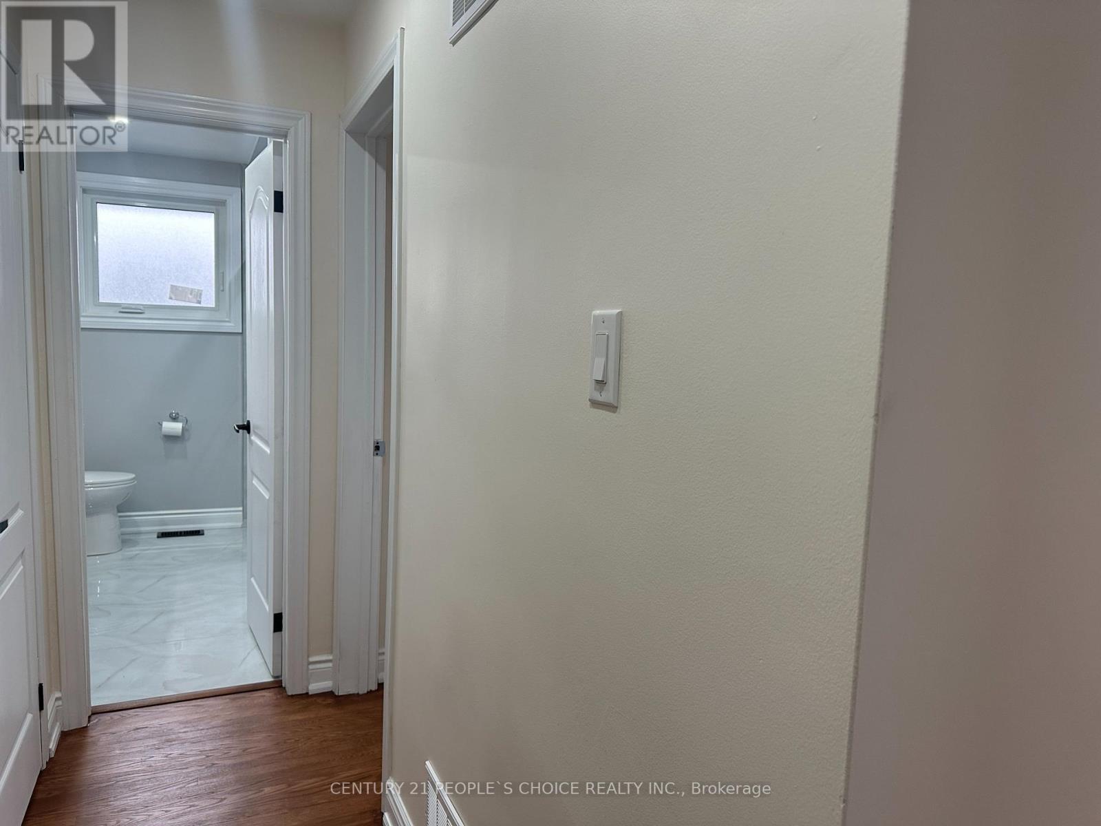 7490 Middleshire Drive, Mississauga (Malton), Ontario  L4T 3S2 - Photo 37 - W12649272