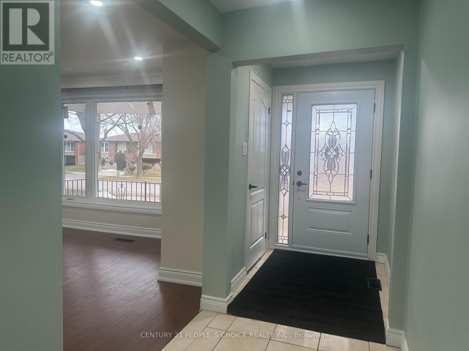 7490 Middleshire Drive, Mississauga (Malton), Ontario  L4T 3S2 - Photo 6 - W12649272