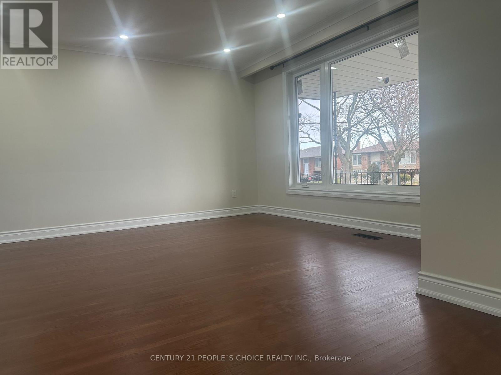 7490 Middleshire Drive, Mississauga (Malton), Ontario  L4T 3S2 - Photo 7 - W12649272