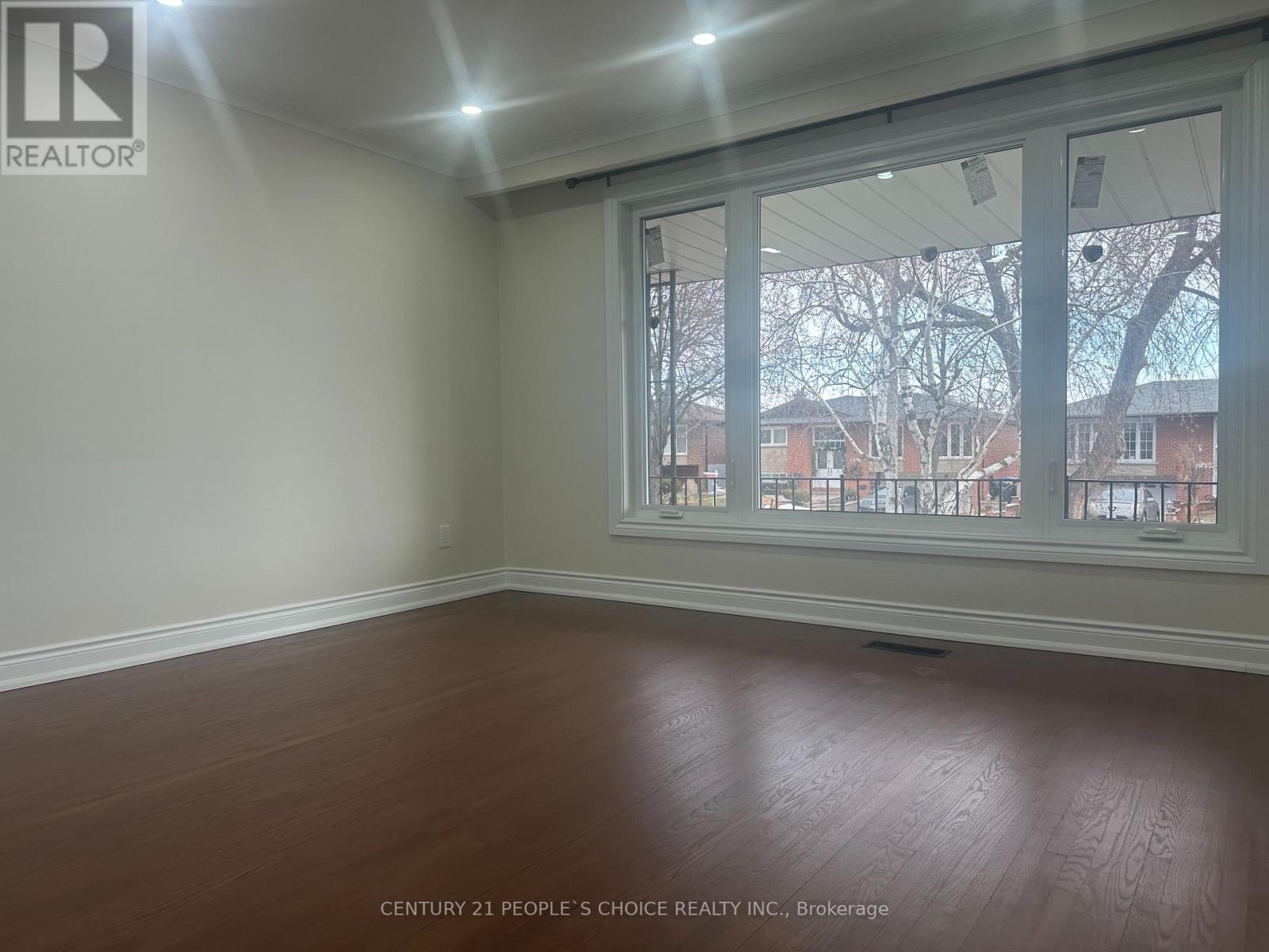 7490 Middleshire Drive, Mississauga (Malton), Ontario  L4T 3S2 - Photo 8 - W12649272