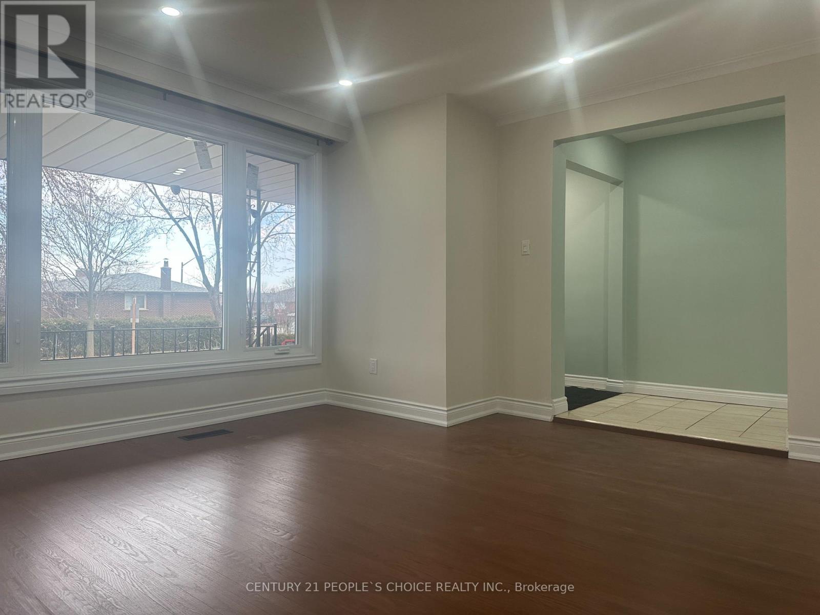 7490 Middleshire Drive, Mississauga (Malton), Ontario  L4T 3S2 - Photo 9 - W12649272