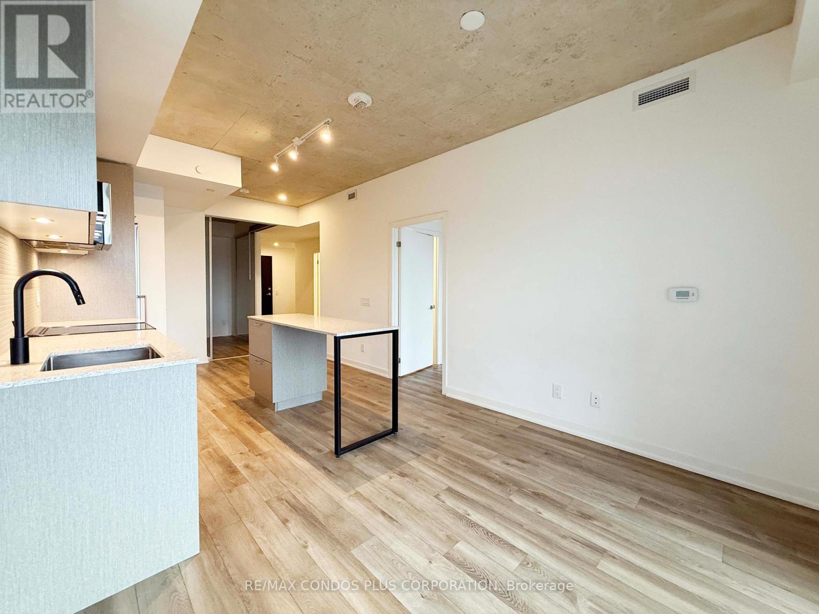 402 - 1808 St Clair Avenue W, Toronto (Weston-Pellam Park), Ontario  M6N 0C1 - Photo 2 - W12649276