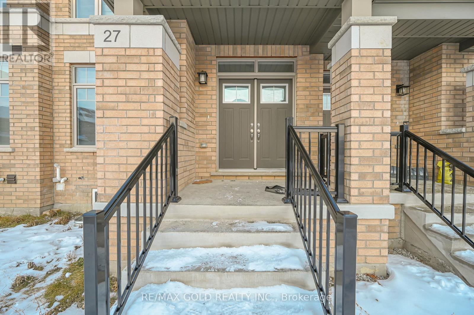 27 Minnock Street, Caledon, Ontario  L7C 1Z9 - Photo 2 - W12648704