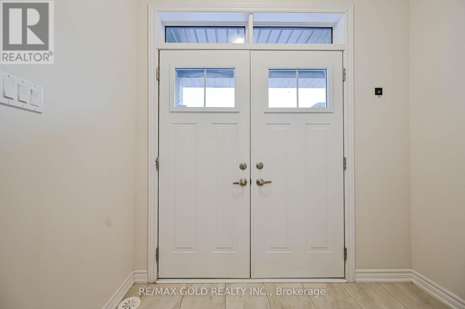 27 Minnock Street, Caledon, Ontario  L7C 1Z9 - Photo 3 - W12648704