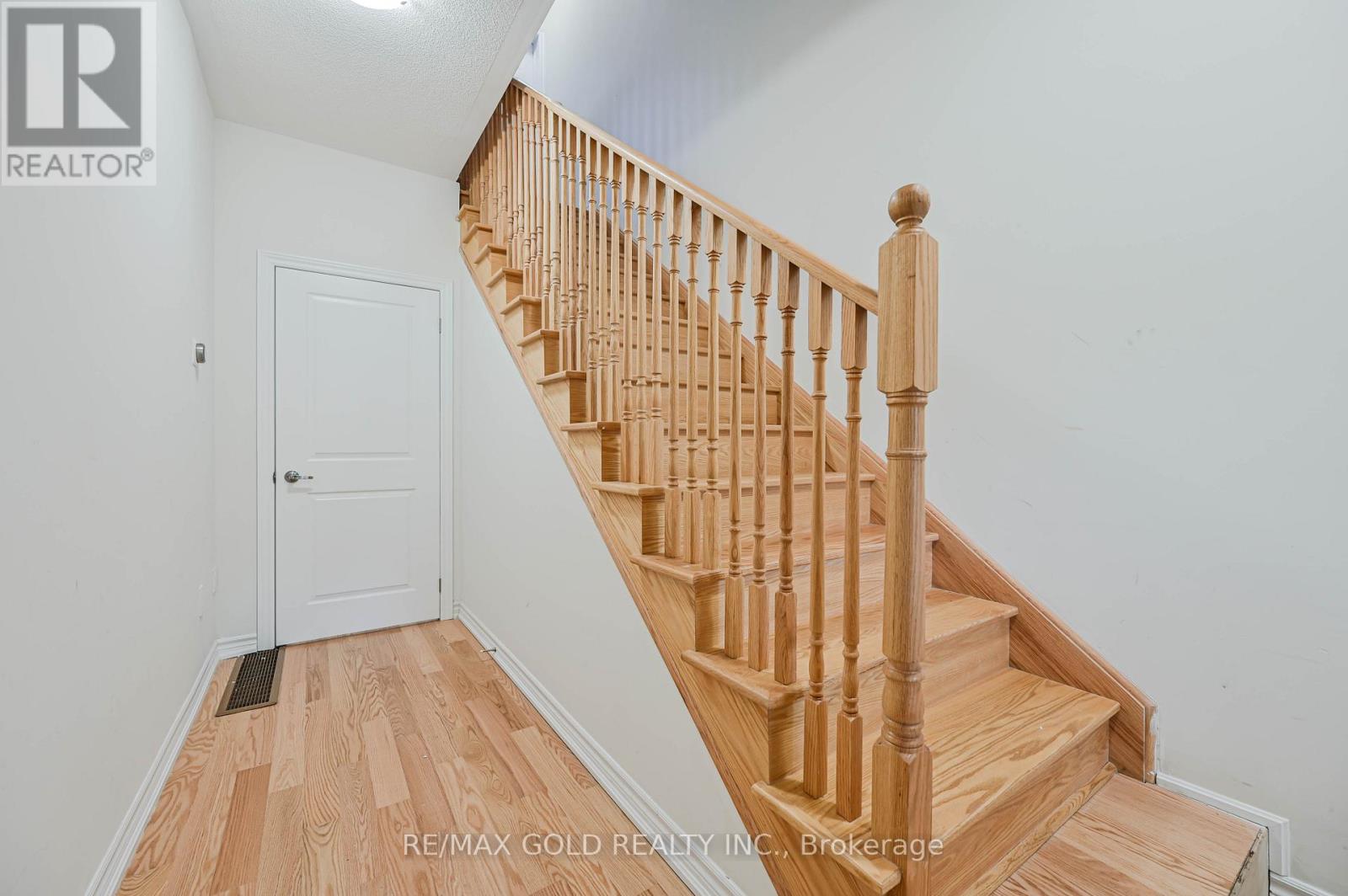 27 Minnock Street, Caledon, Ontario  L7C 1Z9 - Photo 4 - W12648704