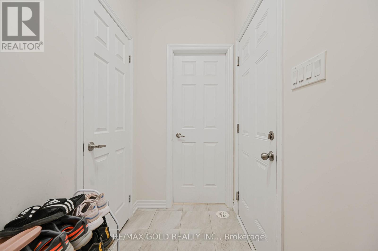 27 Minnock Street, Caledon, Ontario  L7C 1Z9 - Photo 5 - W12648704