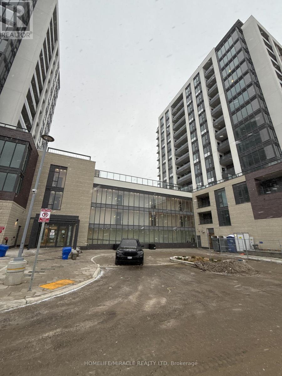 715 Davis Drive, Newmarket, Ontario L3Y 2R3 - Photo 3 - N12645450