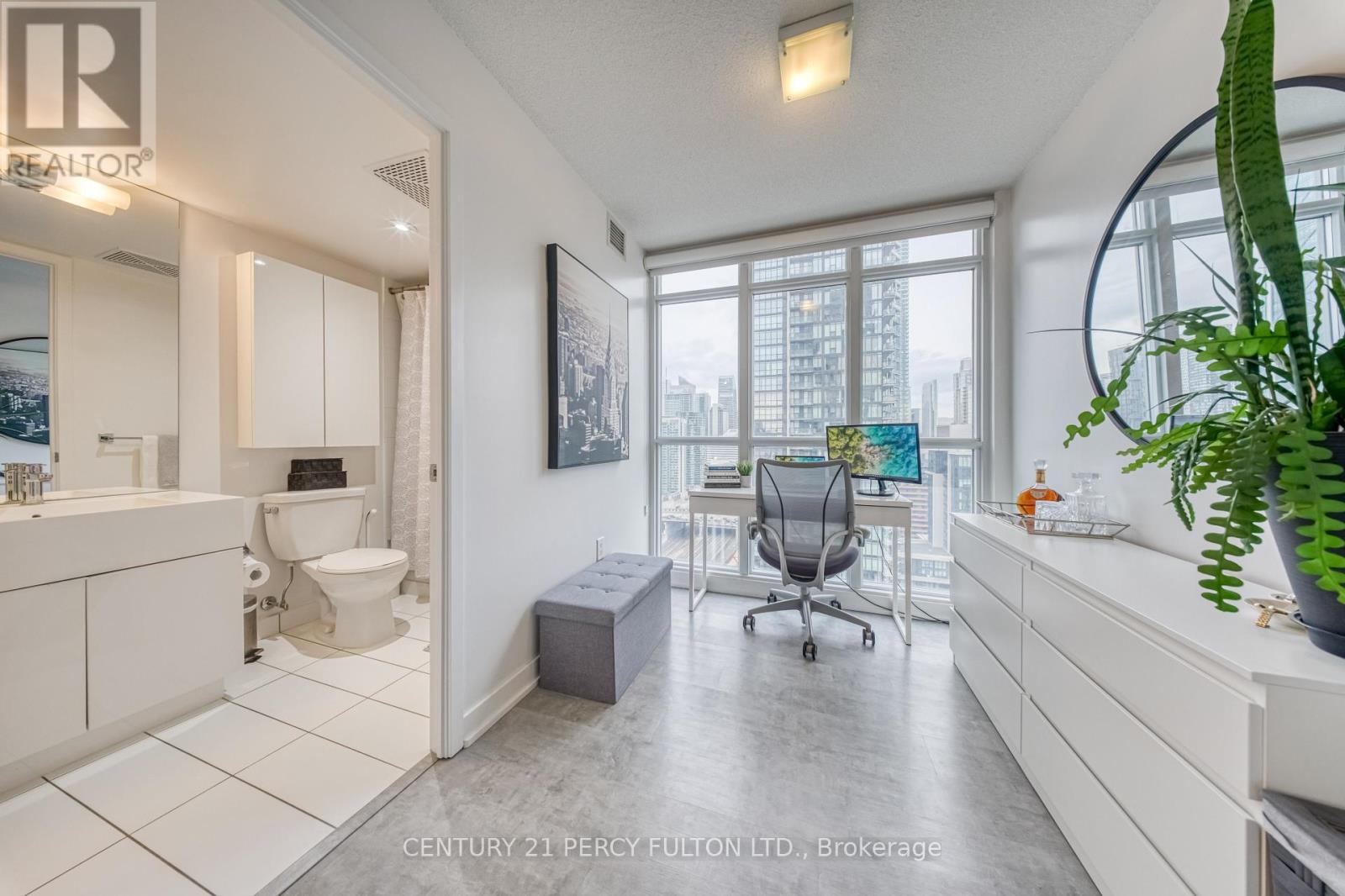 2502 - 15 Iceboat Terrace, Toronto, Ontario  M5V 4A5 - Photo 17 - C12649350