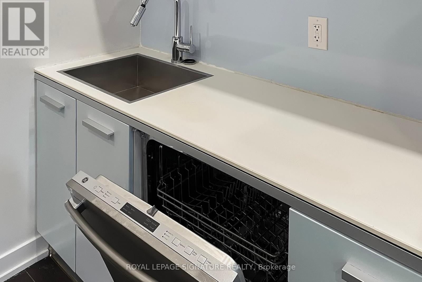 G07 - 38 Dan Leckie Way, Toronto, Ontario  M5V 2V9 - Photo 19 - C12649424