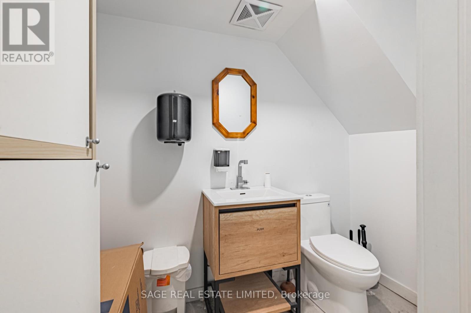 Main/middle - 1227 Dundas Street W, Toronto, Ontario  M6J 0E8 - Photo 38 - C12649438