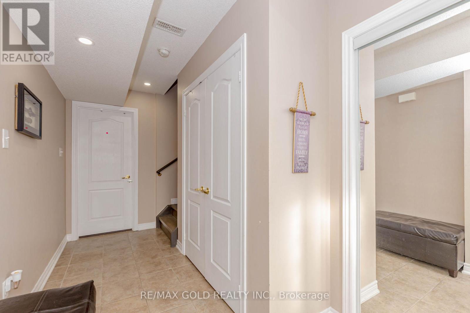 6 October Place, Brampton, Ontario  L6Y 0R6 - Photo 5 - W12649406