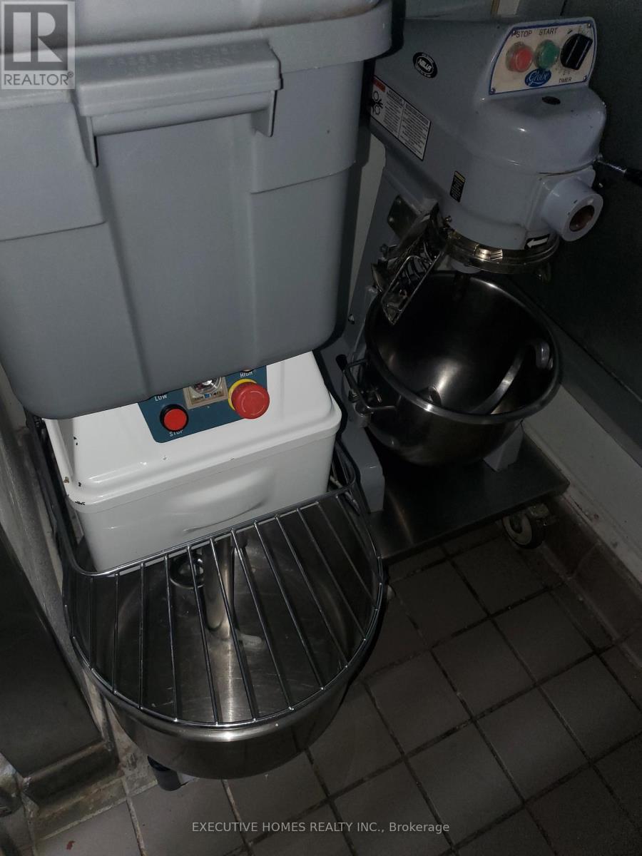 2 - 483 Dundas Street W, Oakville, Ontario  L6M 1L9 - Photo 6 - W12647970