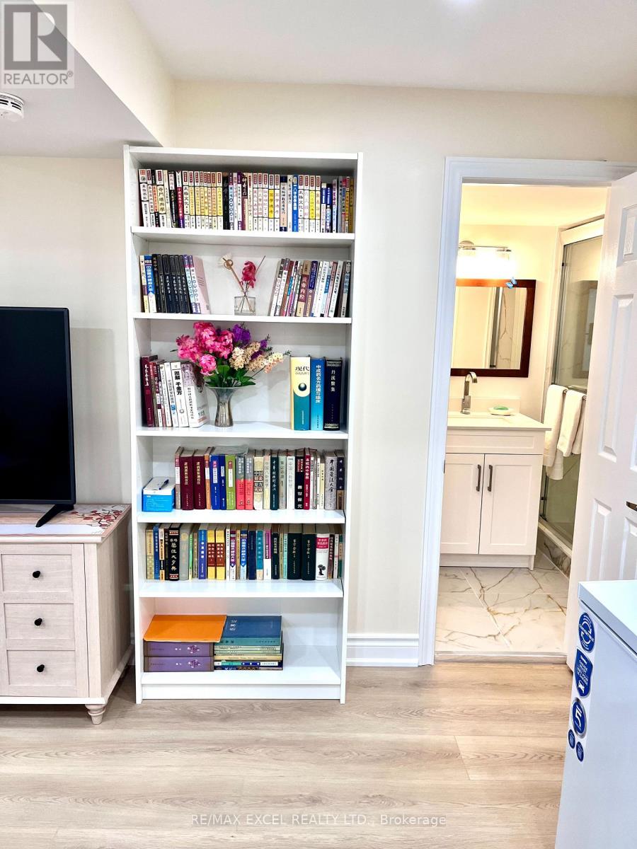 15 Leyburn Avenue, Richmond Hill, Ontario  L4C 0R2 - Photo 10 - N12649456