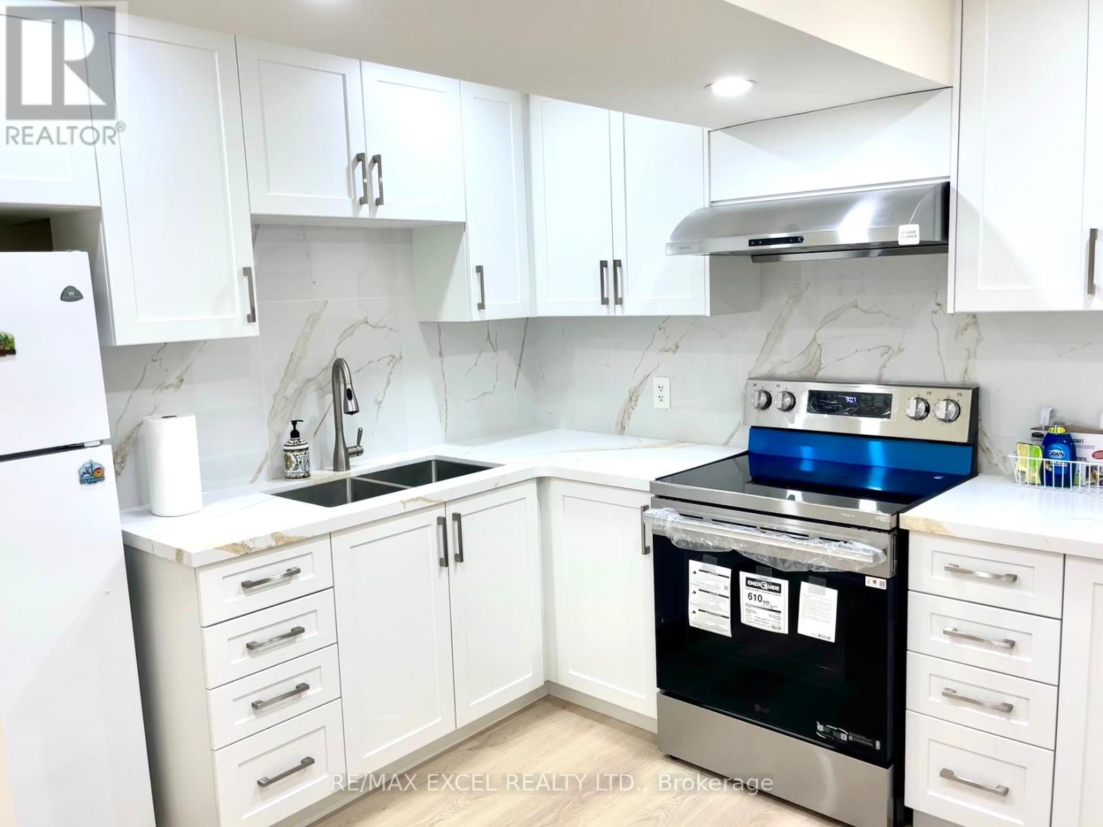 15 Leyburn Avenue, Richmond Hill, Ontario  L4C 0R2 - Photo 11 - N12649456