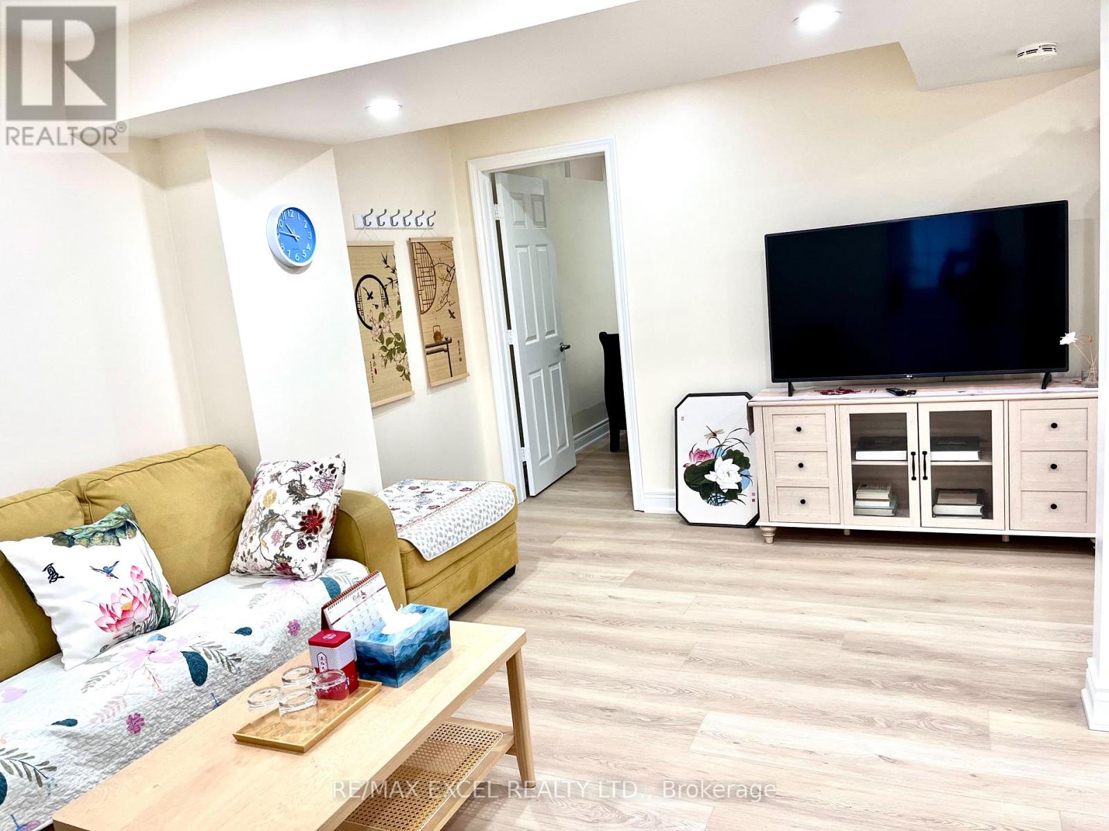 15 Leyburn Avenue, Richmond Hill, Ontario  L4C 0R2 - Photo 14 - N12649456