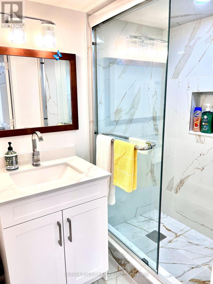 15 Leyburn Avenue, Richmond Hill, Ontario  L4C 0R2 - Photo 15 - N12649456