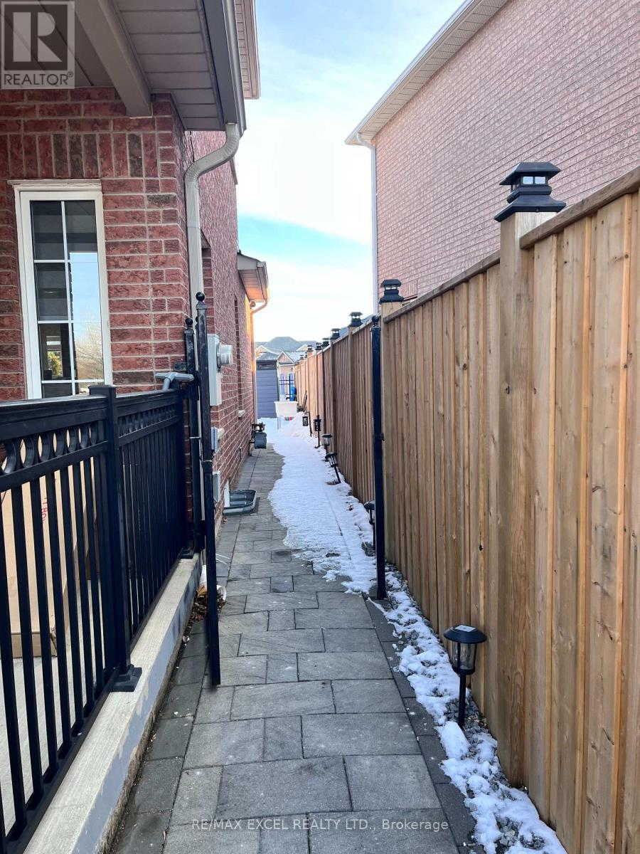 15 Leyburn Avenue, Richmond Hill, Ontario  L4C 0R2 - Photo 4 - N12649456