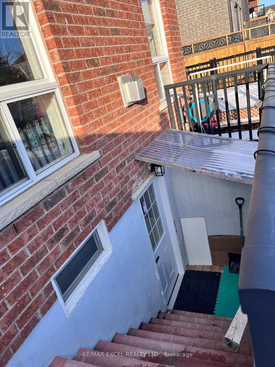 15 Leyburn Avenue, Richmond Hill, Ontario  L4C 0R2 - Photo 5 - N12649456