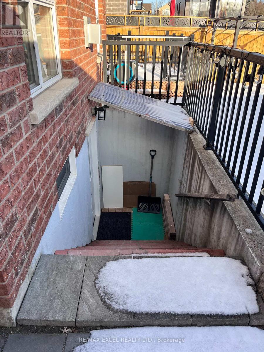 15 Leyburn Avenue, Richmond Hill, Ontario  L4C 0R2 - Photo 6 - N12649456