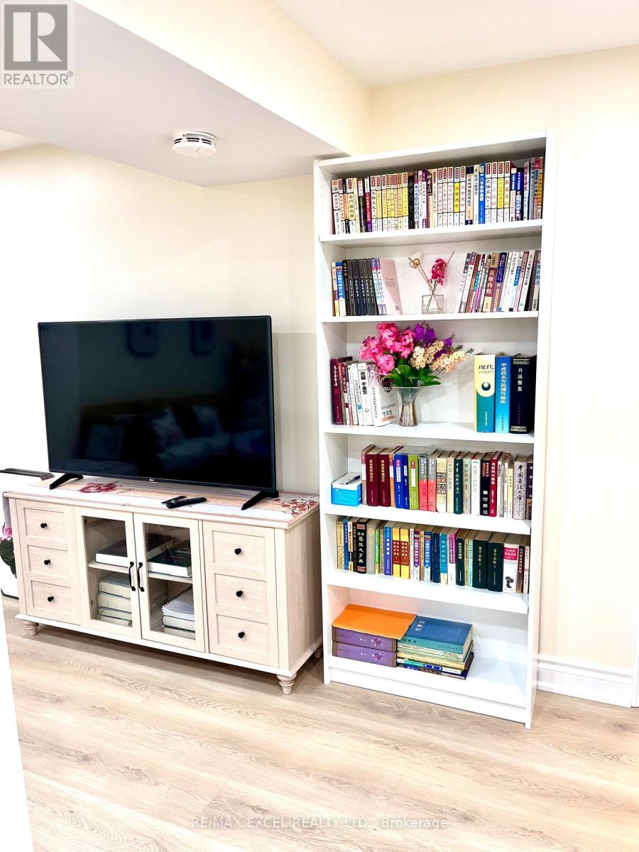 15 Leyburn Avenue, Richmond Hill, Ontario  L4C 0R2 - Photo 8 - N12649456