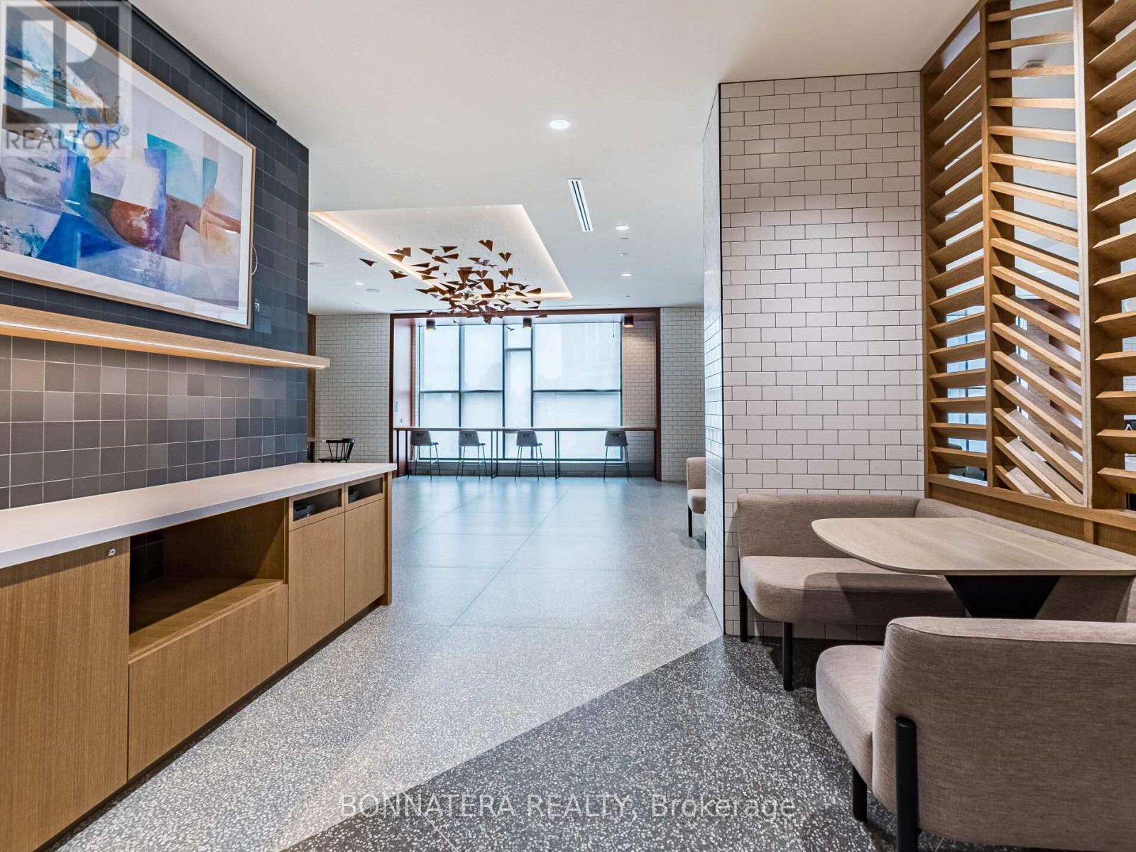 1002 - 2495 Eglinton Avenue W, Mississauga, Ontario  L5M 2T2 - Photo 5 - W12649454