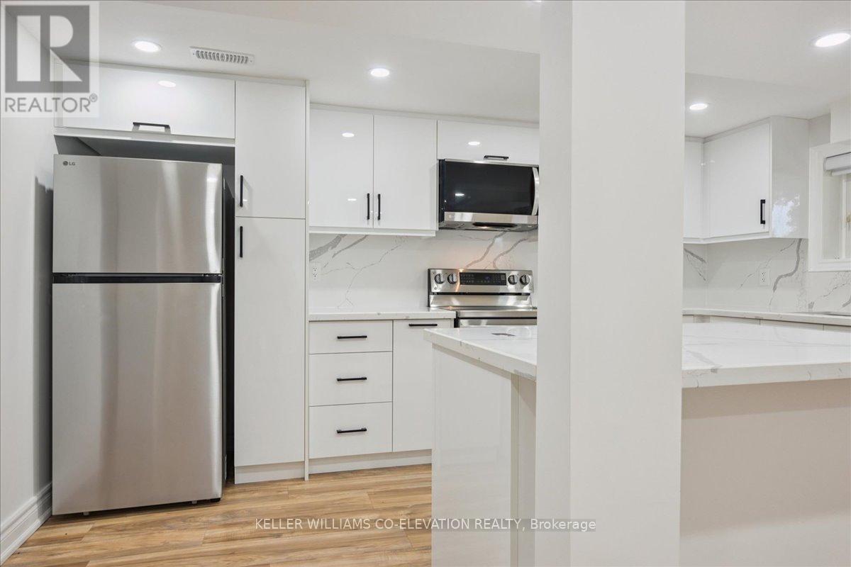 379 Bryant Crescent, Burlington, Ontario  L7L 3Z4 - Photo 13 - W12649498