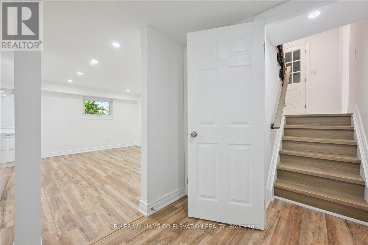 379 Bryant Crescent, Burlington, Ontario  L7L 3Z4 - Photo 2 - W12649498