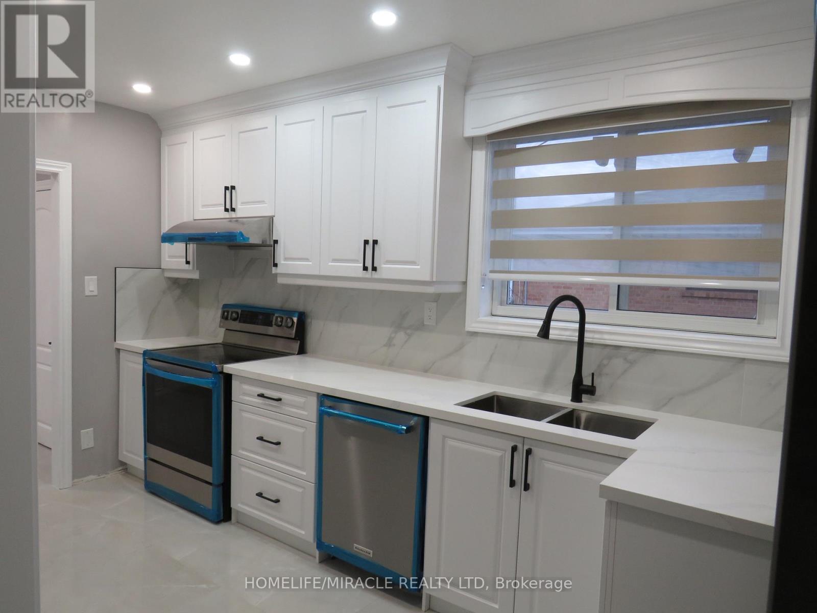 18 Rubydale Gardens, Toronto, Ontario  M9L 1B9 - Photo 12 - W12649512