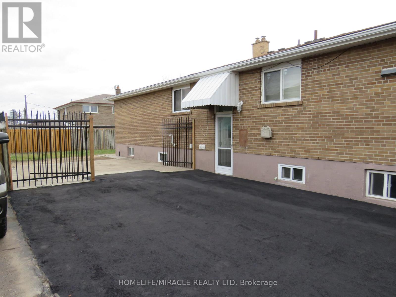 18 Rubydale Gardens, Toronto, Ontario  M9L 1B9 - Photo 5 - W12649512