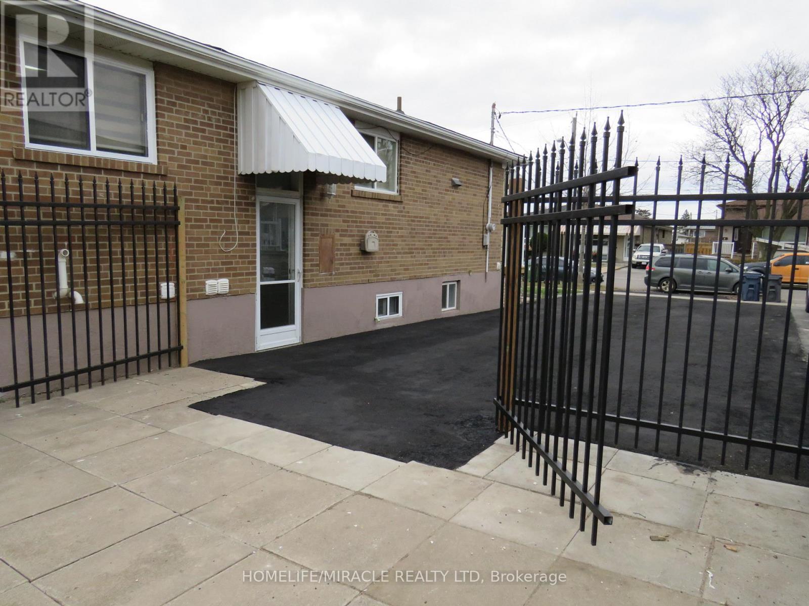 18 Rubydale Gardens, Toronto, Ontario  M9L 1B9 - Photo 6 - W12649512