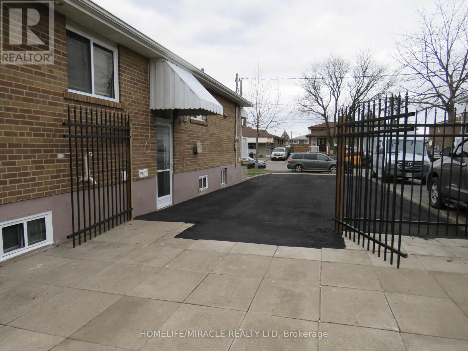 18 Rubydale Gardens, Toronto, Ontario  M9L 1B9 - Photo 8 - W12649512