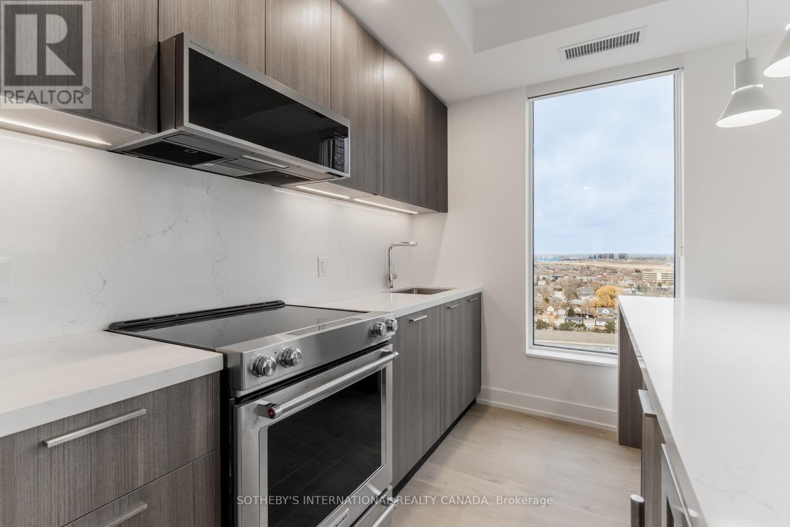 808 - 31 York Garden Way, Toronto, Ontario  M6A 2V1 - Photo 5 - W12649518