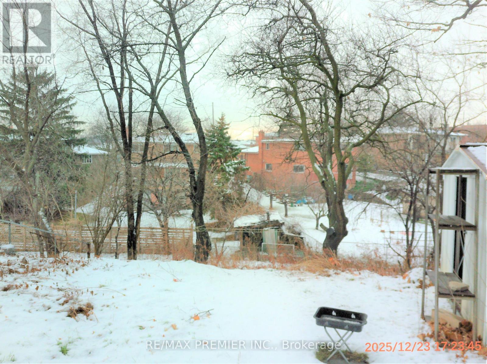 35 Faulkner Crescent, Toronto, Ontario  M9M 2B9 - Photo 4 - W12647206