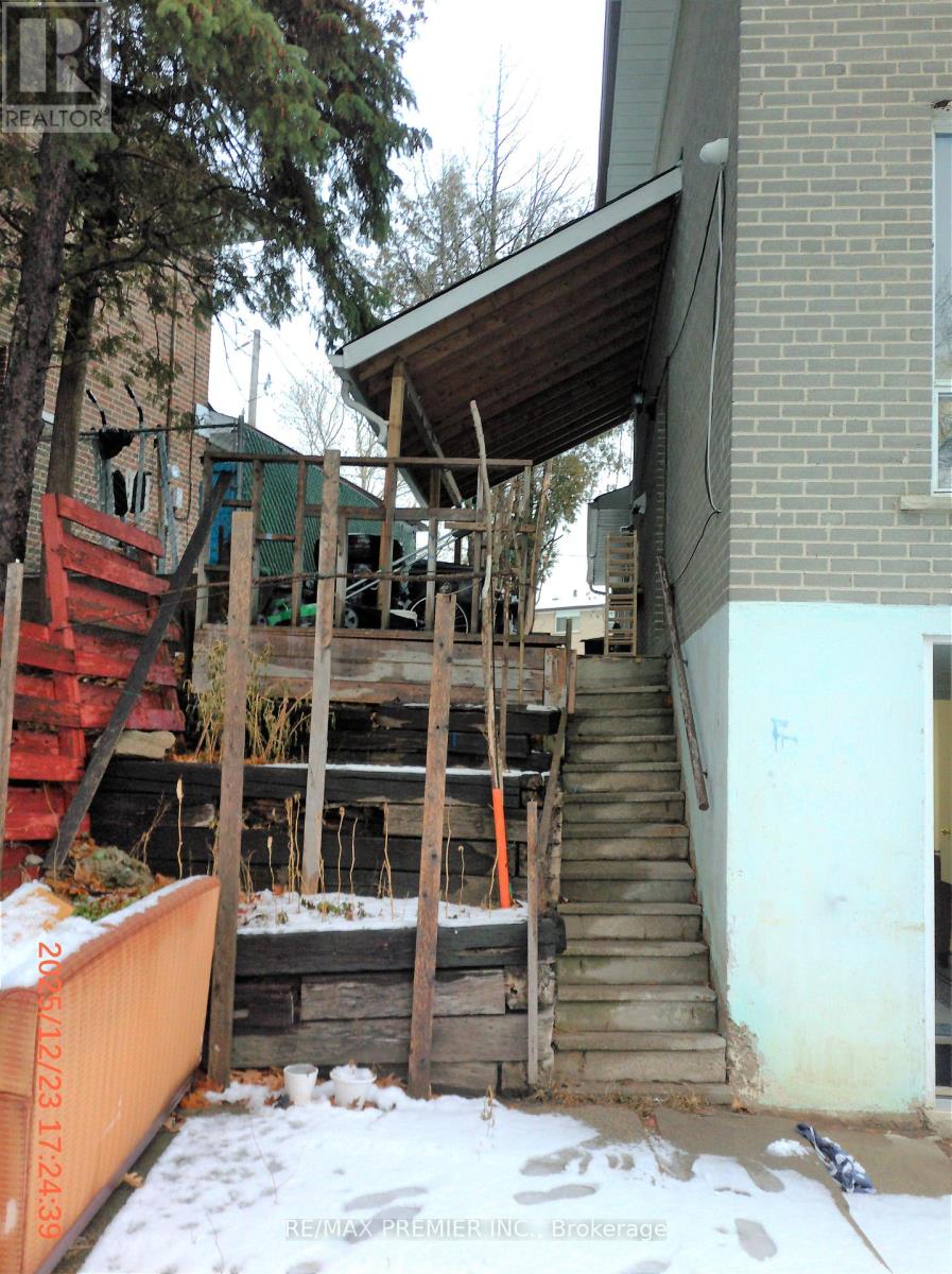 35 Faulkner Crescent, Toronto, Ontario  M9M 2B9 - Photo 2 - W12647206